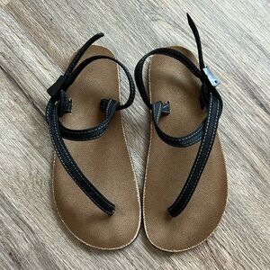 Earth Runners Circadian Sandals - Size 6M / 8W